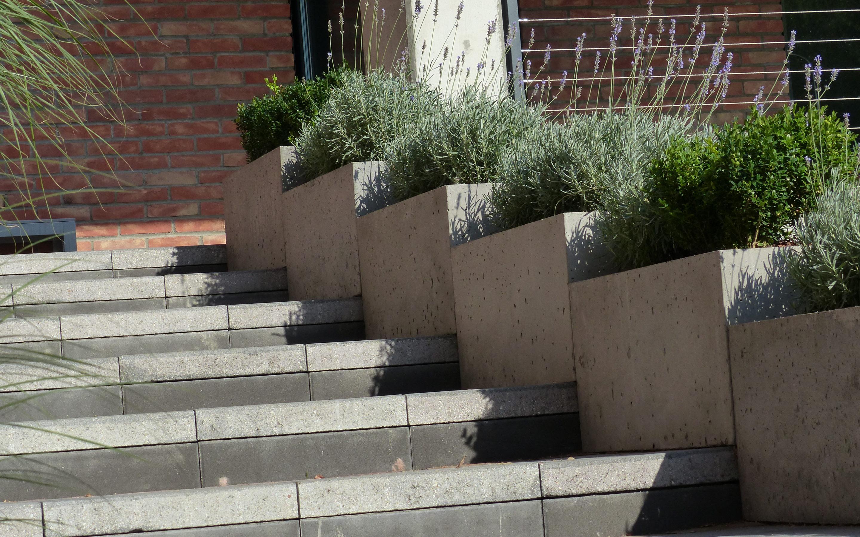 Linear donice z betonu architektonicznego
