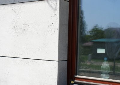 detal wykończenia elewacji betonowej