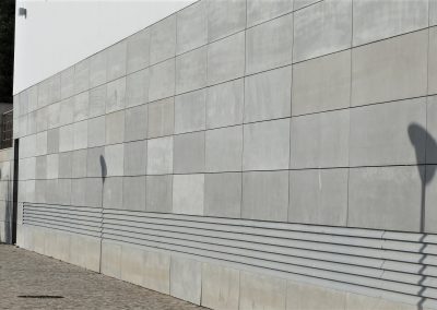Płyty betonowe na elewacji