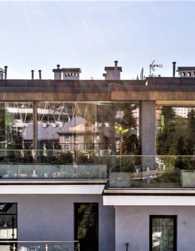 Przeszklona elewacja uzupełniona wstawkami z betonu architektonicznego