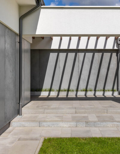 Ułożenie płyt betonowych na elewacji