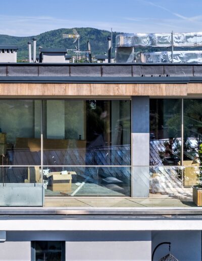 lizeny betonowe na elewacji budynku