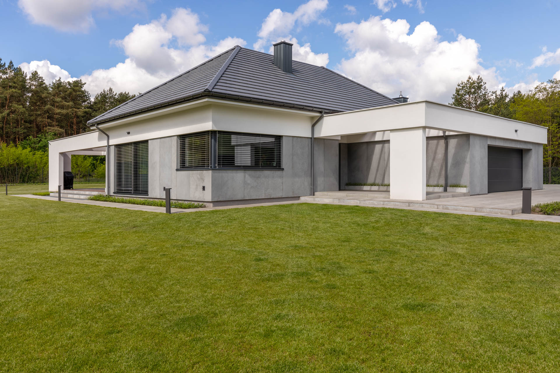 elewacja-domu-beton-dekoracyjny Elewacja rezydencji w stylu współczesnym