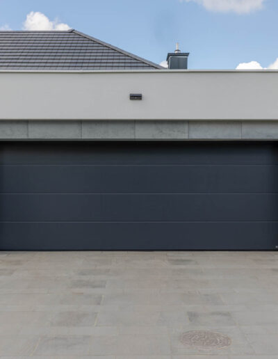 obudowa wjazdu do garażu wykonana w betonie dekoracyjnym