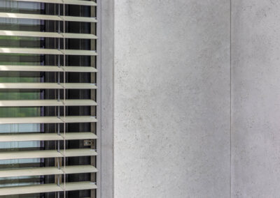 zacinanie płyt betonowych elewacyjnych pod kątem