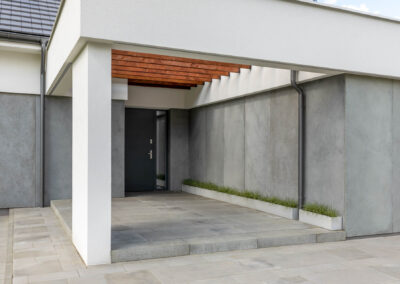 Płyty z betonu architektonicznego w układzie pionowym