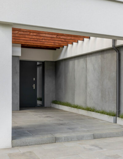 Płyty z betonu architektonicznego w układzie pionowym