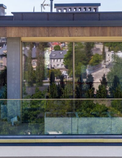 Okładzina betonowych słupów elewacji