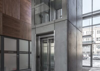 Szyb windowy obudowany płytą betonową