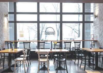 Płytka dekoracyjna strukturalna Rival w aranżacji ściany restauracji.