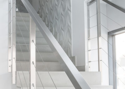 Okładziny betonowe schodów w systemie dzielonym stopnica i podstopnica