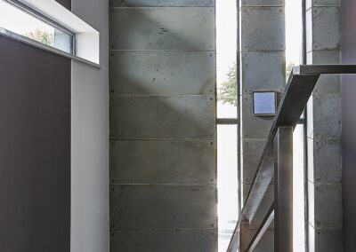 Ściana korytarza z płytami betonowymi
