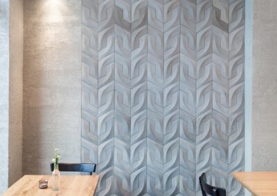 Ściana restauracji w dekoracji z płytek betonowych