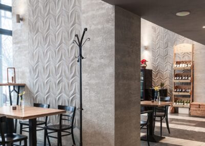 Płytka betonowa strukturalna na ścianie restauracji