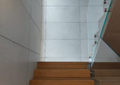 Płyty 120/60 układ poziomy na ścianach klatki schodowej