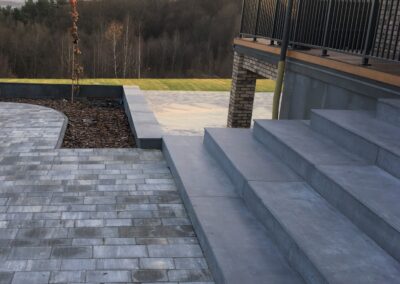 Schody wejściowe z betonu architektonicznego