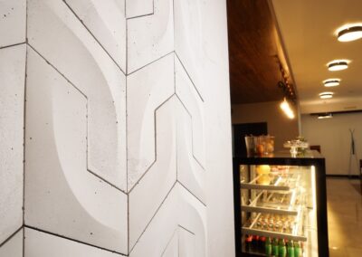 Płytka Rivall wykonana z betonu jasno szarego.