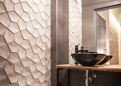 Płytka Kili w łazience, z zabezpieczeniem hydrofobowym.