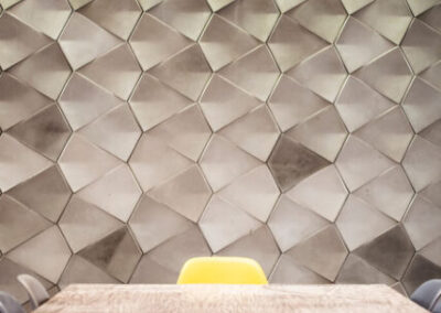 Płytka betonowa pero na Ścianie dekoracyjnej