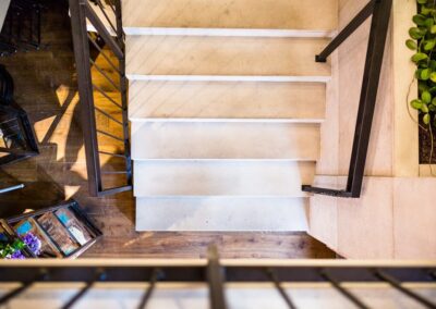 Ściana i schody z betonu architektonicznego