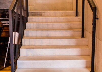 Aranżacja klatki schodowej w betonie