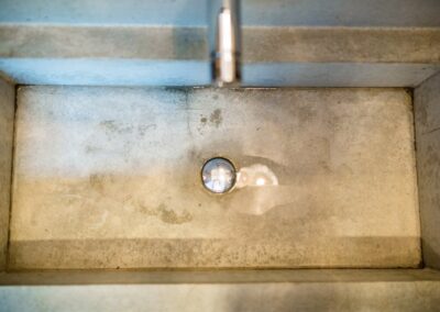 Niecka umywalki betonowej zabezpieczona