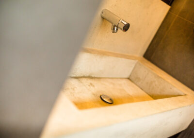 Umywalka zintegrowana z panelem ściennym