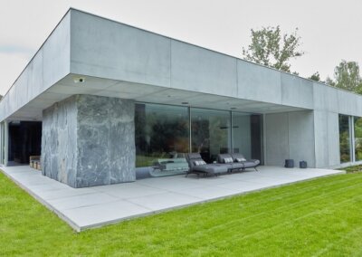 elewacja domu wykonana w betonie architektonicznym
