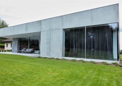Budynek reprezentacyjny mieszkalnyz elewacją z płyt betonowych